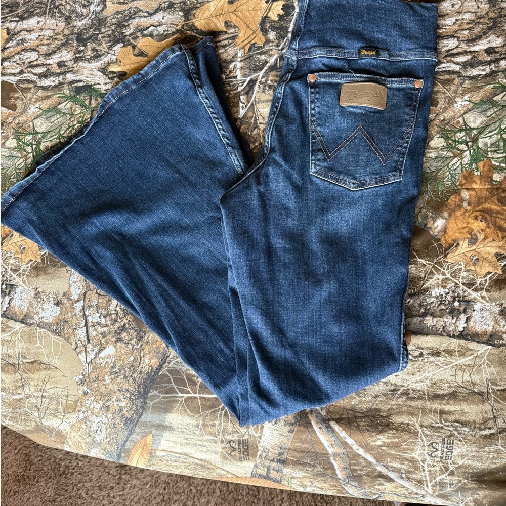 Lainey Wilson wrangler bell bottoms!